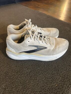 Brooks Men’s Ghost Max 2 white/pelican/oyster size 13